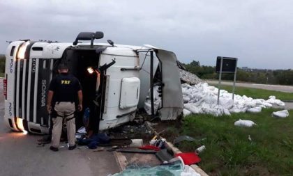 Caminhão carregado de adubo tomba em Pantano Grande