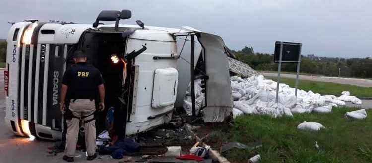 Caminhão carregado de adubo tomba em Pantano Grande