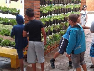 Escola Ciep aproveita bombonas de água para projeto ambiental