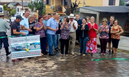 Moradores fazem festa por pavimentação de rua