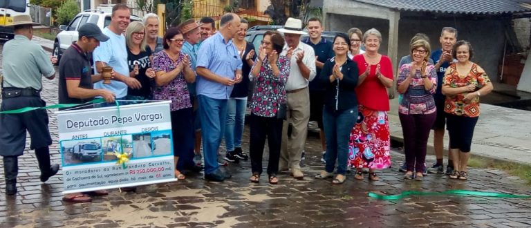 Moradores fazem festa por pavimentação de rua