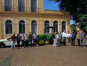 Prefeitura recebe trator para a Secretaria da Agricultura