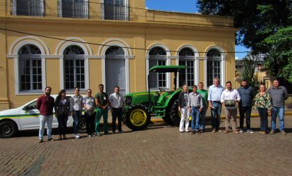 Prefeitura recebe trator para a Secretaria da Agricultura