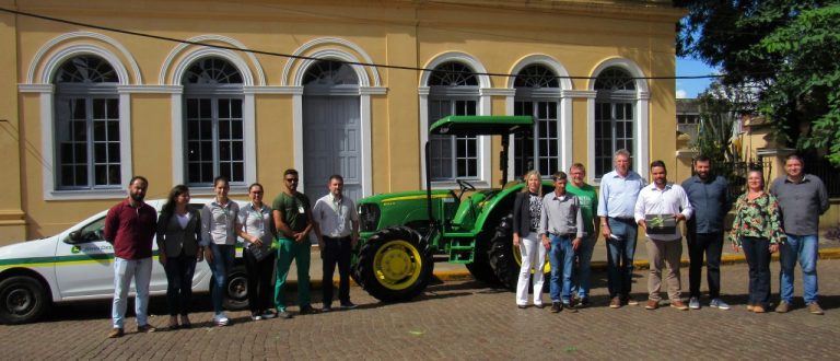 Prefeitura recebe trator para a Secretaria da Agricultura