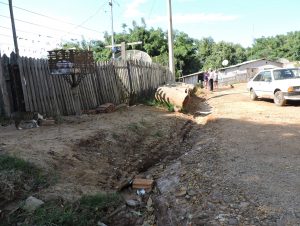 Tubos abandonados há 3 anos mostram descaso com famílias do Barcelos