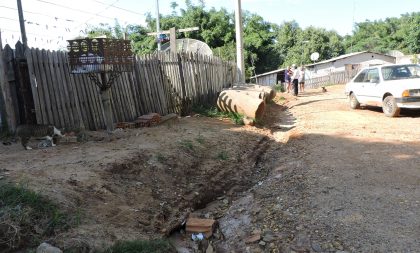 Tubos abandonados há 3 anos mostram descaso com famílias do Barcelos