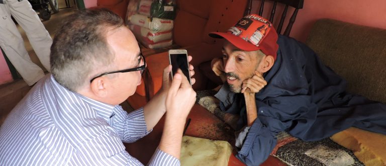 Rádio Fandango distribui sacolões de alimentos para famílias carentes