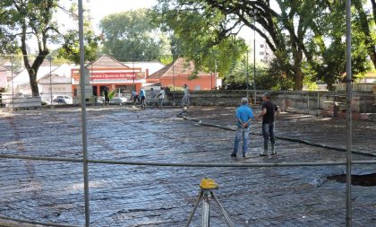 Começa concretagem do piso da quadra esportiva da Praça José Bonifácio