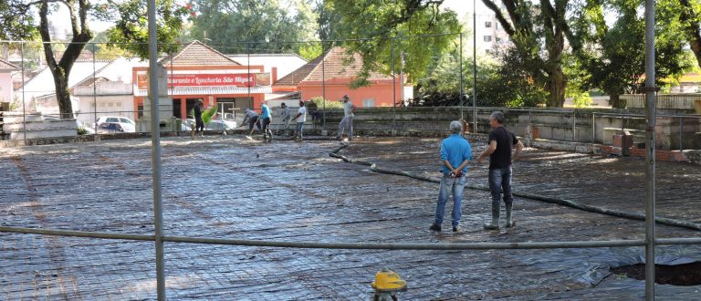 Começa concretagem do piso da quadra esportiva da Praça José Bonifácio