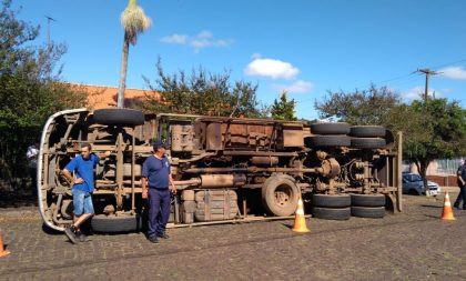 Caminhão com limalha de ferro tomba na Isidoro