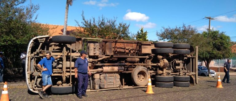 Caminhão com limalha de ferro tomba na Isidoro