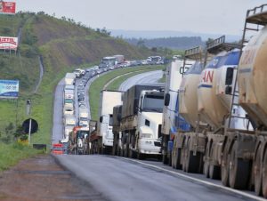 Caminhoneiros podem fazer autodeclaração para receber benefício