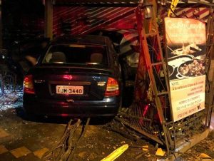 Carro invade área de restaurante e bate em outro veículo