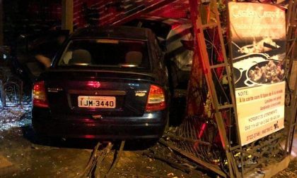 Carro invade área de restaurante e bate em outro veículo