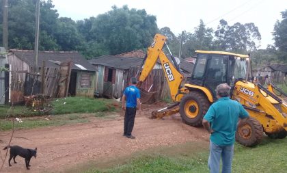 MP e Prefeitura derrubam casas usadas no tráfico no Noêmia