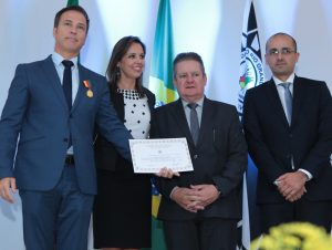 Lara recebe Medalha Tiradentes da Polícia Civil