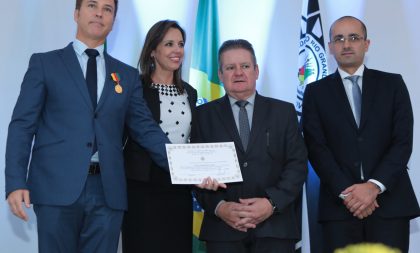 Lara recebe Medalha Tiradentes da Polícia Civil