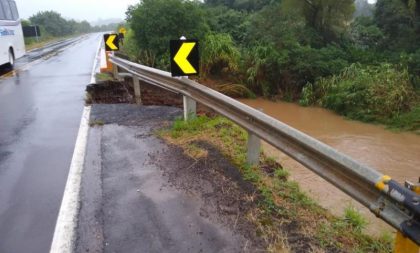 Chuva rompe cabeceira de ponte na RSC-287