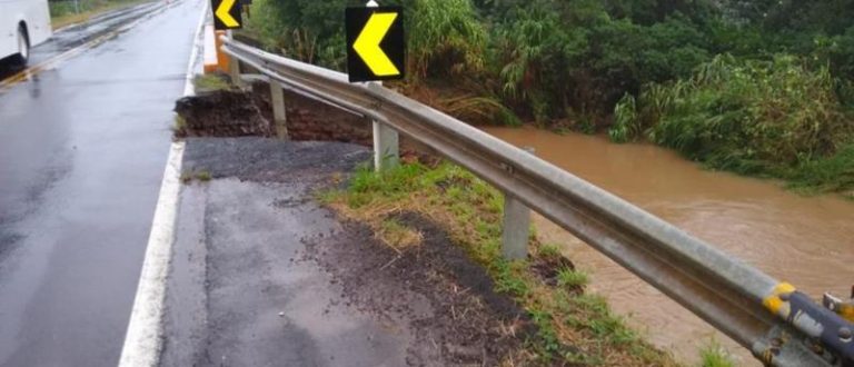 Chuva rompe cabeceira de ponte na RSC-287