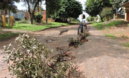 Famílias protestam com Zé Buraco no Bairro Vila Nova