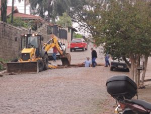 Corsan conserta vazamento que provocou queda de carro