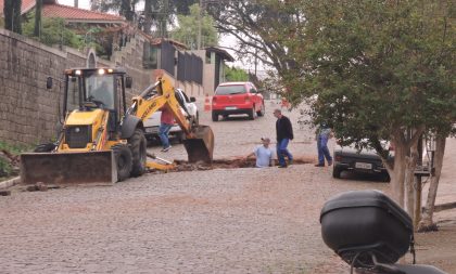 Corsan conserta vazamento que provocou queda de carro