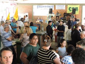 Trabalhadores confraternizam no Dia do Trabalho