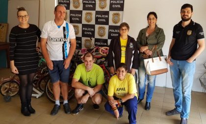 2ª Delegacia de Policia doa bicicletas para a APAE