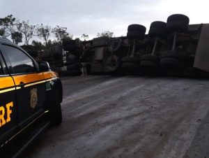 Carreta tomba e bloqueia trânsito na BR-290