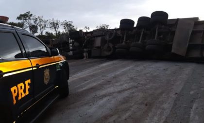 Carreta tomba e bloqueia trânsito na BR-290