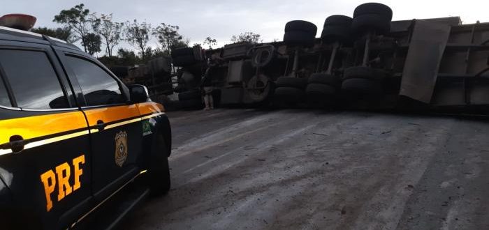 Carreta tomba e bloqueia trânsito na BR-290