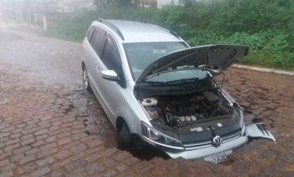 Carro cai em buraco da Corsan e motorista vai parar no hospital