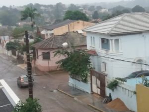 Chuva de 60mm alaga ruas e causa transtornos