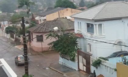 Chuva de 60mm alaga ruas e causa transtornos