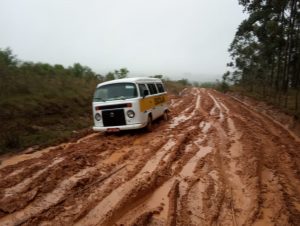 Barro demais em estrada revolta pais de alunos