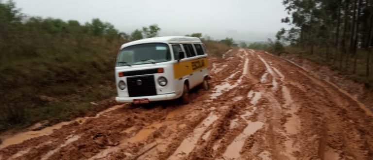 Barro demais em estrada revolta pais de alunos