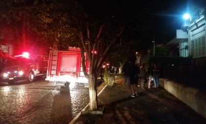 Incêndio em casa no Bairro Rio Branco mobiliza os bombeiros