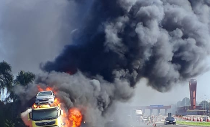 VÍDEO – Cegonha carregada pega fogo na freeway