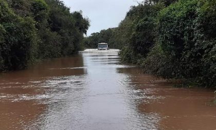 Estrada do Faxinal da Guardinha está alagada e intransitável