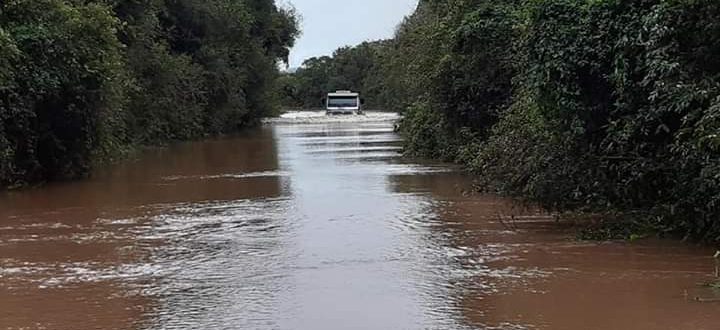 Estrada do Faxinal da Guardinha está alagada e intransitável