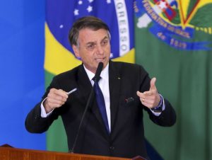 Bolsonaro afirma que decreto de armas foi feito “no limite da lei”