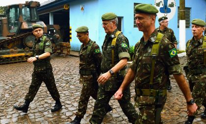 Comandante Militar do Sul faz inspeção na Guarnição Federal