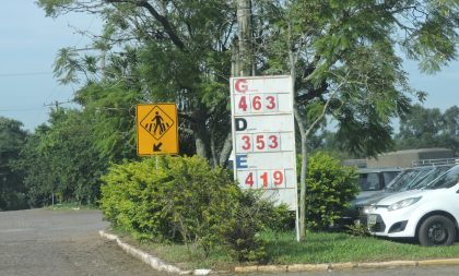 Litro da gasolina comum baixa para R$ 4,63