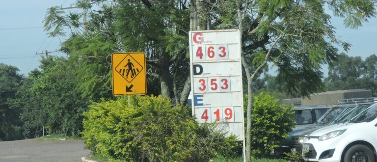 Litro da gasolina comum baixa para R$ 4,63