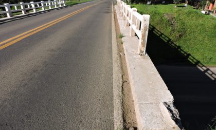 Cai parte da guarda lateral da ponte no Bairro Fátima