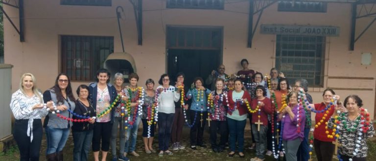 Grupo de Novo Cabrais cria terços com material reciclado e doa para igrejas