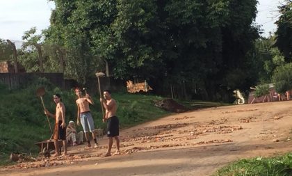 No Bom Retiro, moradores consertam as ruas