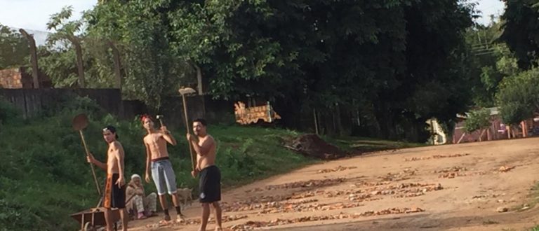 No Bom Retiro, moradores consertam as ruas