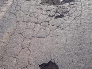 Descaso: buraqueira toma conta da estrada do Passo D’Areia