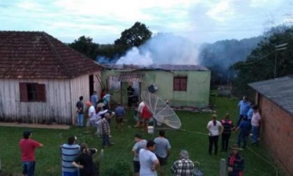 Casa é consumida pelo fogo no Capão do Valo